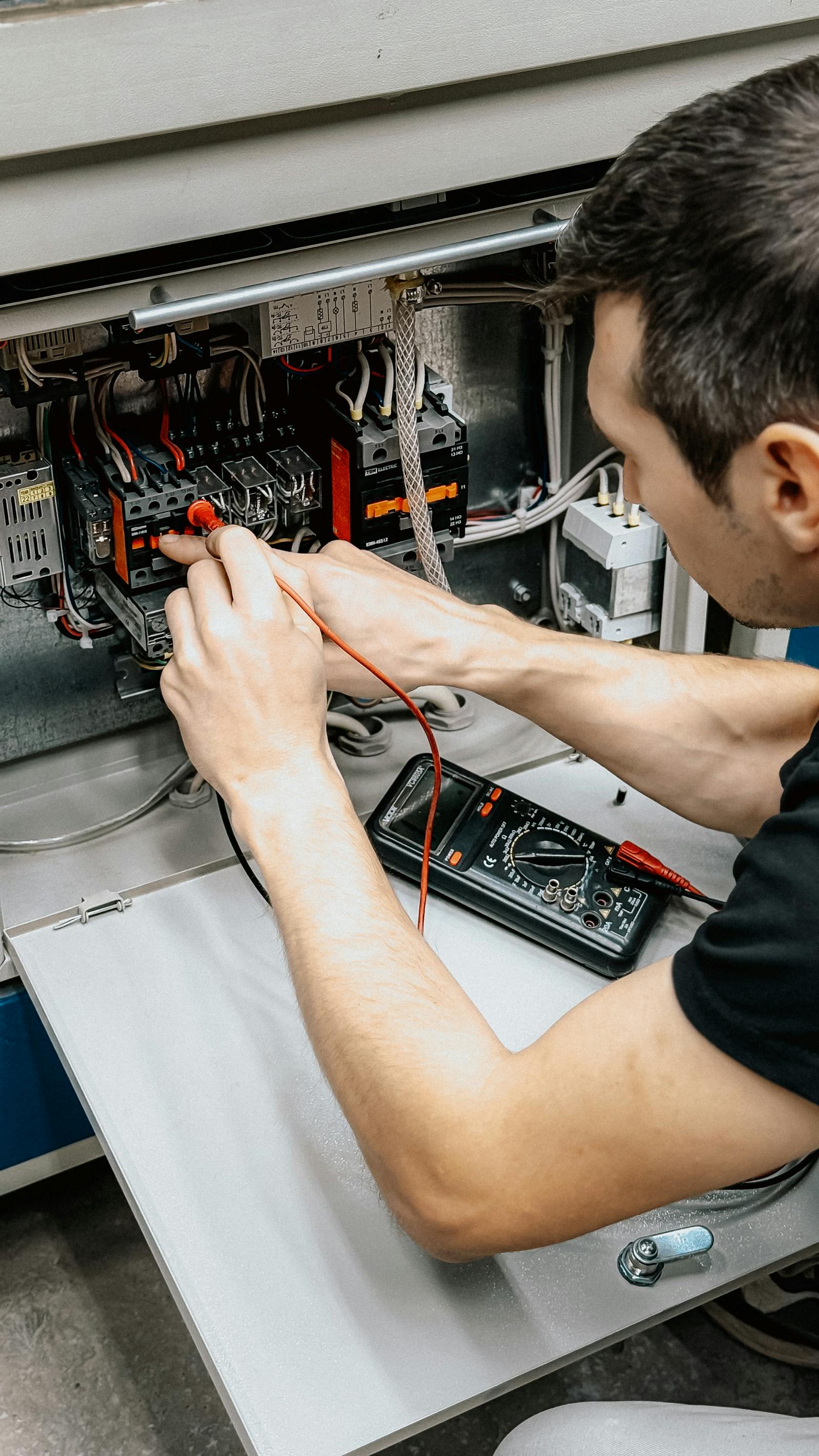 Detailaufnahme einer elektronischen Baugruppe mit Leitern und Messpunkten